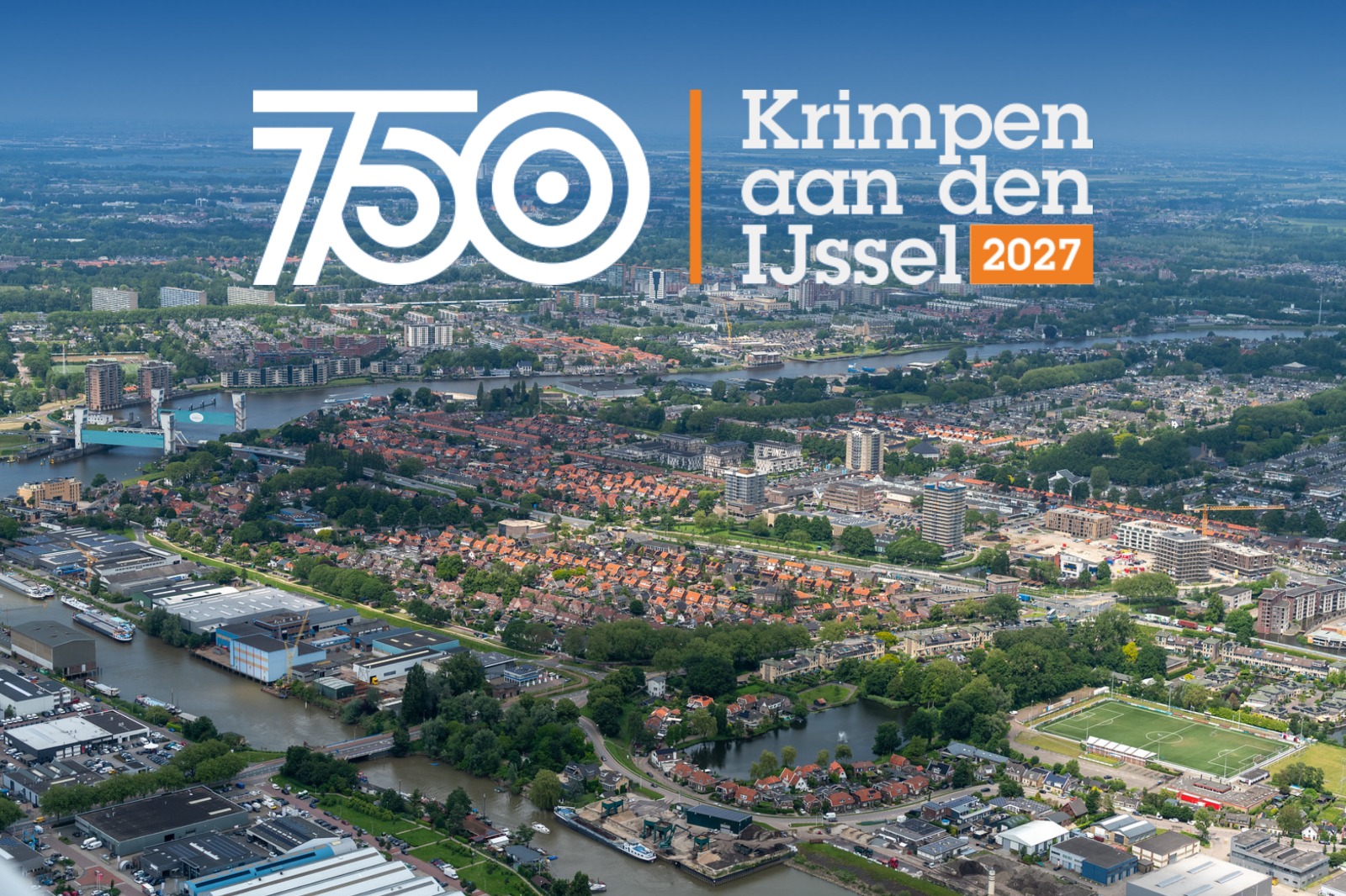Logo van 750 jaar Krimpen aan den IJssel met als achtergrond Krimpen van boven,